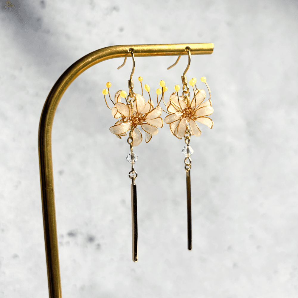 【彼岸花／曼珠沙華】イヤリング ホワイト／ニッケルフリー／揺れる／レジン×ワイヤー／幻想的な白／和装／受注製作 | 8枚目